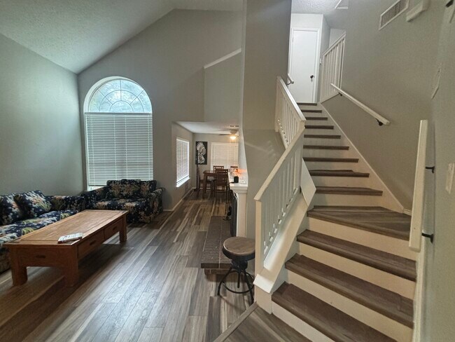 Building Photo - 2407 Bennington Dr