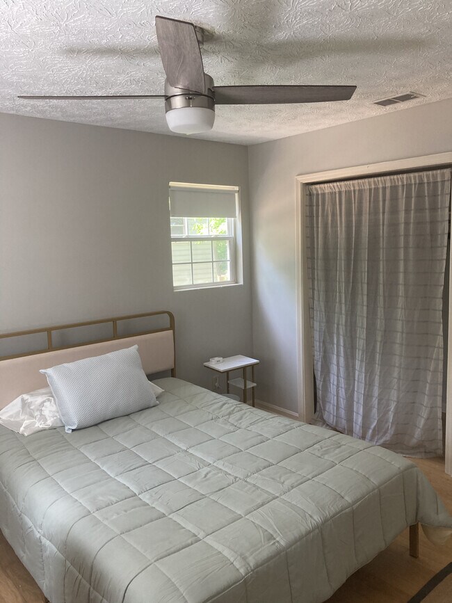 Dormitorio con cama tamaño queen - 2255 Winterville Rd