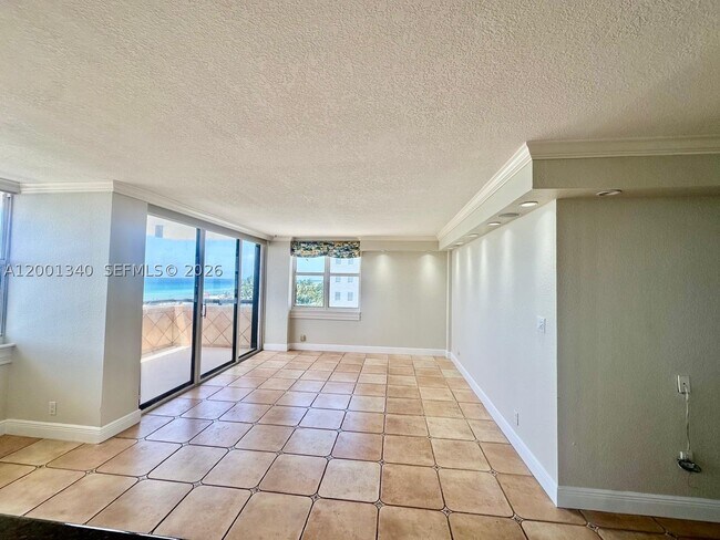Building Photo - 2555 Collins Ave