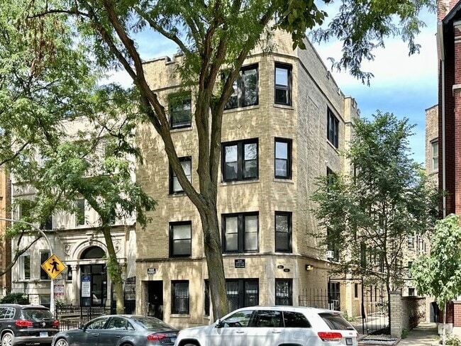 Building Photo - 646 W Roscoe St