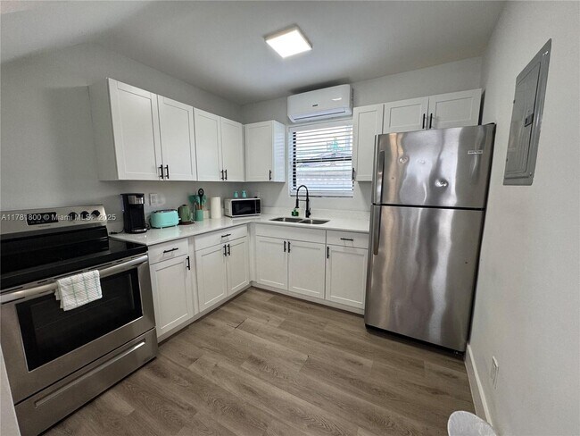 Foto del edificio - 584 NW 30th St