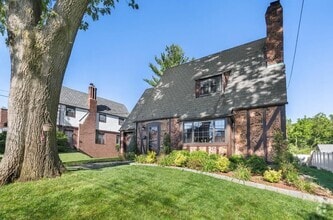 Building Photo - 140 Park Dr