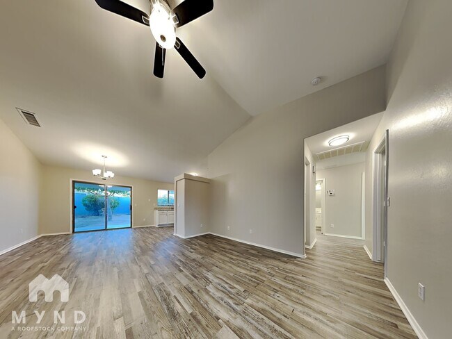 Foto del edificio - 10740 W Mountain View Dr