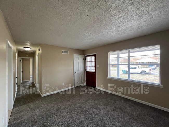 Foto del edificio - 3738 Wolf Trail Dr