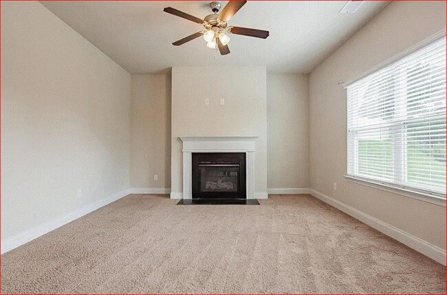 Building Photo - 2508 Fallenleaf Ct NE