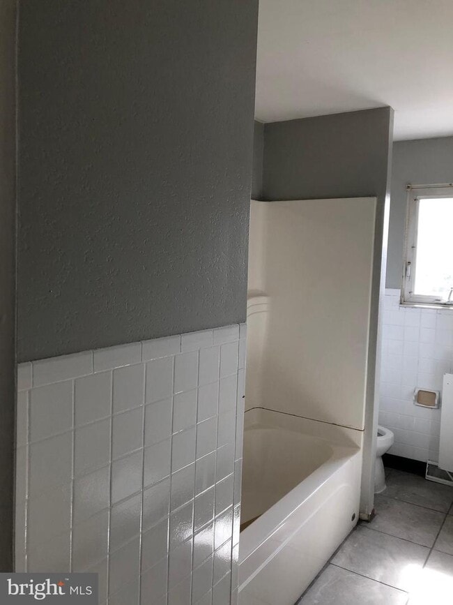 Building Photo - 16 E 9th Ave