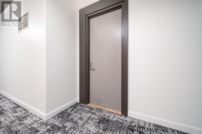 Photo du bâtiment - 60-360 Bathurst St