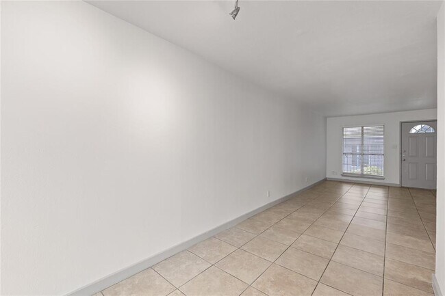 Foto del edificio - 1301 W Ben White Blvd