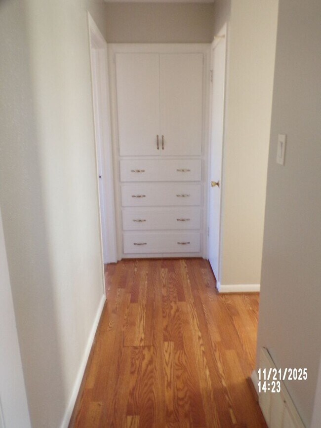 Building Photo - Pet Friendly!!