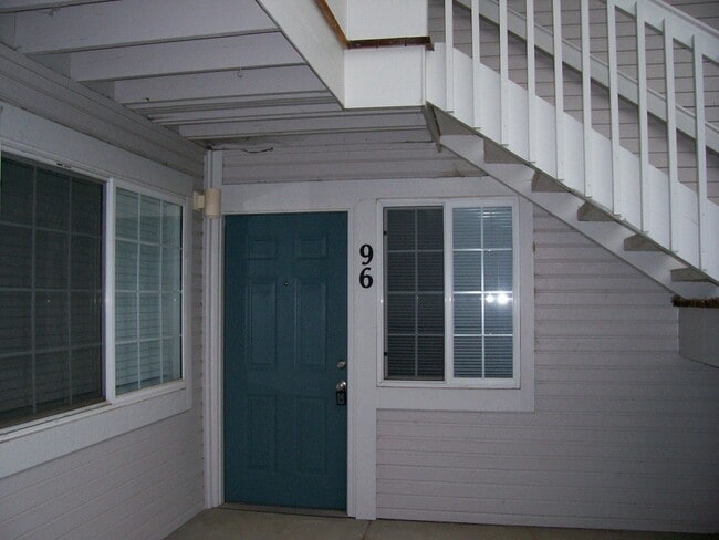 Building Photo - Charming Ground-Level Condo with Scenic Vi...