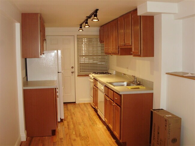 Building Photo - 903 W Diversey Pkwy