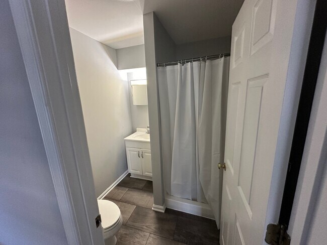 Baño V1 - 426 W Main St