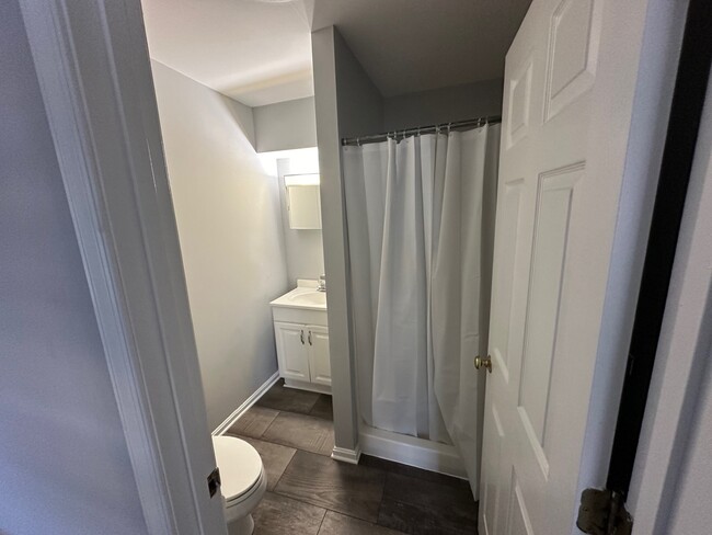 Baño V1 - 426 W Main St