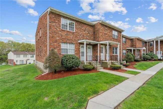 Foto del edificio - 276 Temple Hill Rd