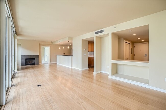 Building Photo - Stunning 2 Bed 2 Bath Seattle Unit @ the Highly Desirable Parc-Belltown Condominiums!