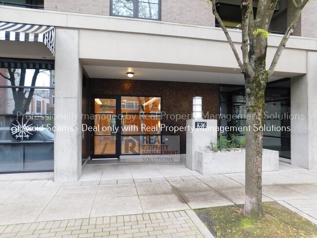 Building Photo - 726 NW 11th Ave