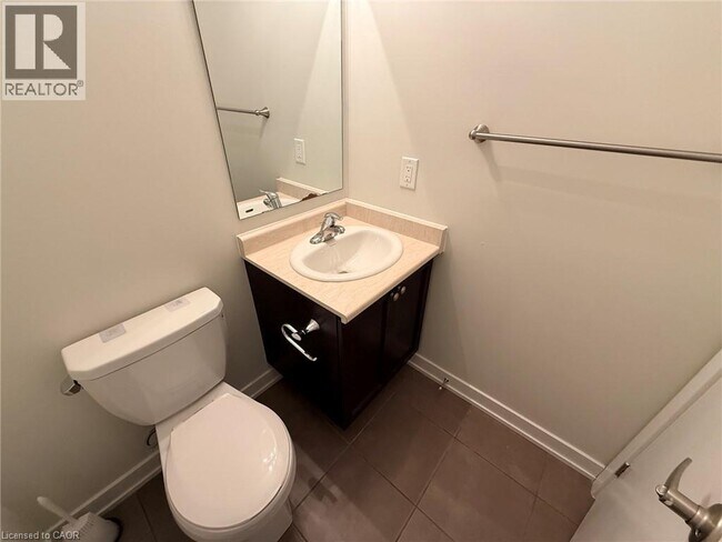 Photo du bâtiment - 590 N Service Rd