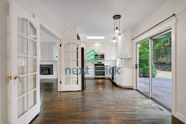 Foto del edificio - "Charming Bellevue 4-Bed Oasis with 2 Baths - Spacious 1560 Sq Ft Retreat!"
