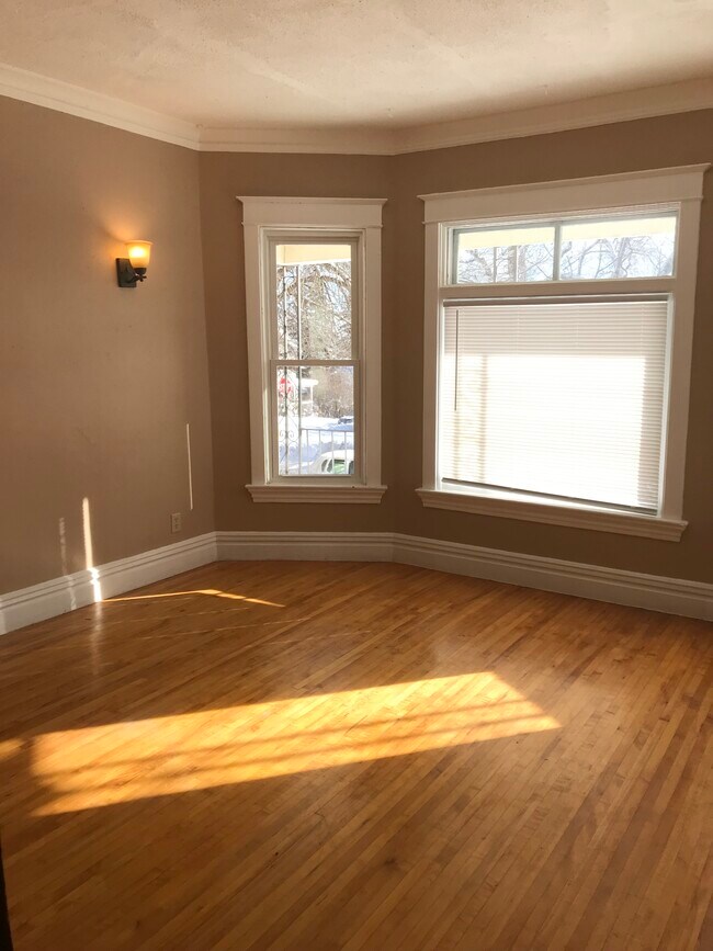 Foto del edificio - 327 E 6th St
