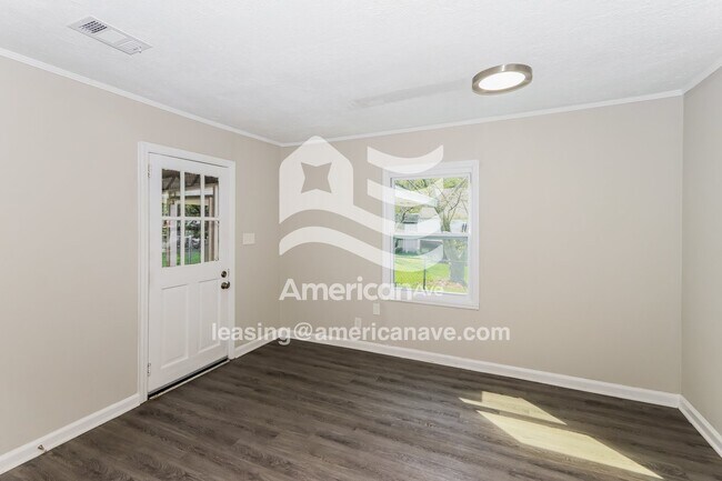 Building Photo - 1580 Burton Ave