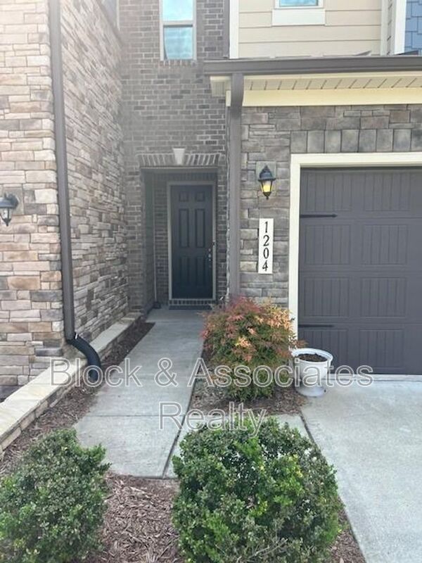 Building Photo - 1204 Lotus Lilly Dr