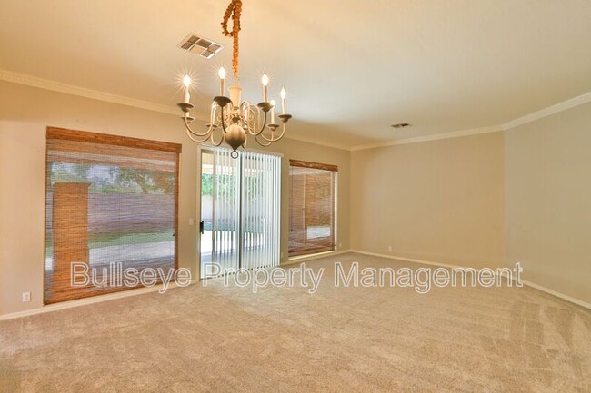 Building Photo - 1550 N Robin Ln