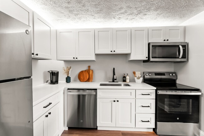 Building Photo - The Flats At Fox Hill