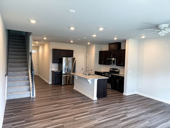 Building Photo - 204 Paramount Dr