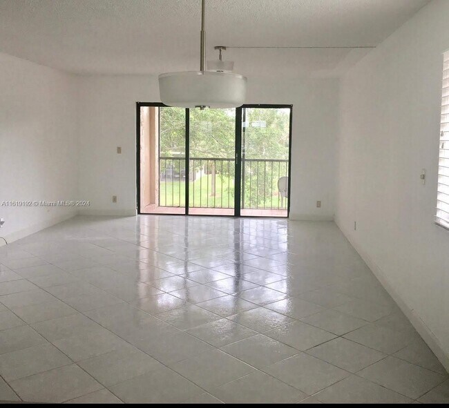 Building Photo - 235 Lakeview Dr