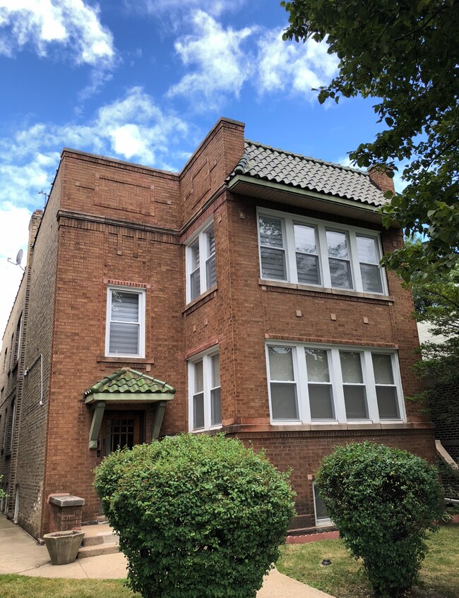 Building Photo - 5028 N California Ave