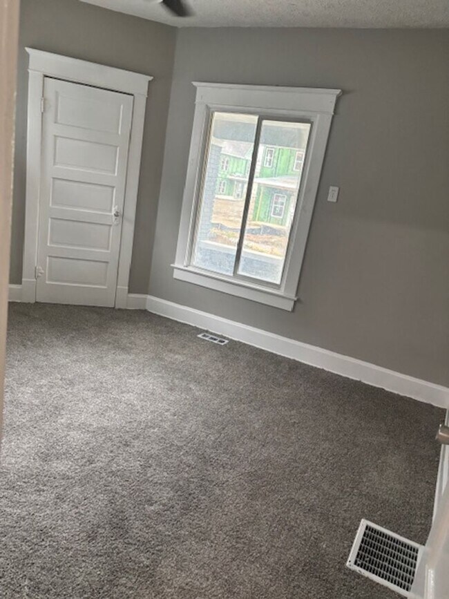 Foto del edificio - 4 bedroom House On Lasalle St!