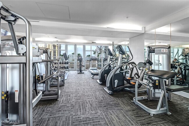 Foto del edificio - 3000 Oasis Grand Blvd