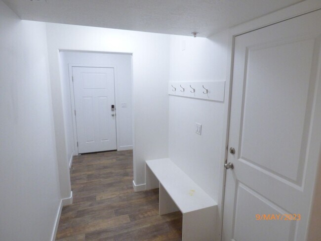 Building Photo - Upgraded 3 Bed 2.5 Bath Townhome in Herriman