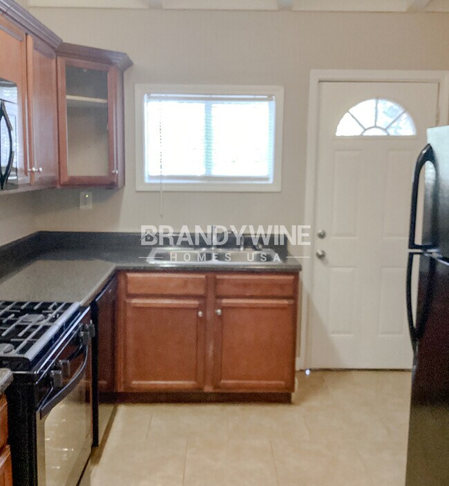 Building Photo - 1.5 months FREE RENT
