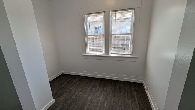 Foto del edificio - Large 4 Bedroom 2 Bath Home