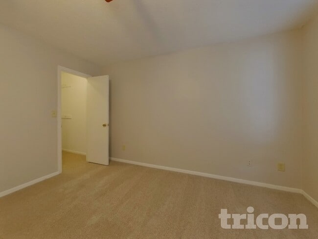 Building Photo - 1305 Old Countryside Cir