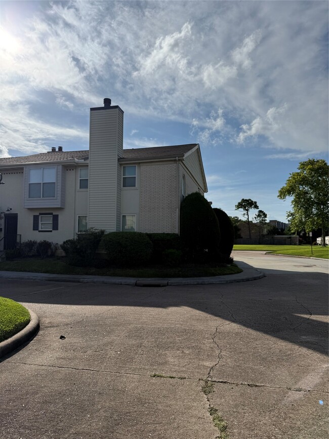 Building Photo - 18101 Heritage Ln