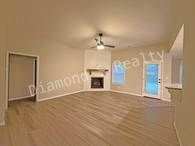 Foto del edificio - **Gorgeous 4-Bedroom Home in Olde World Estates Subdivision**