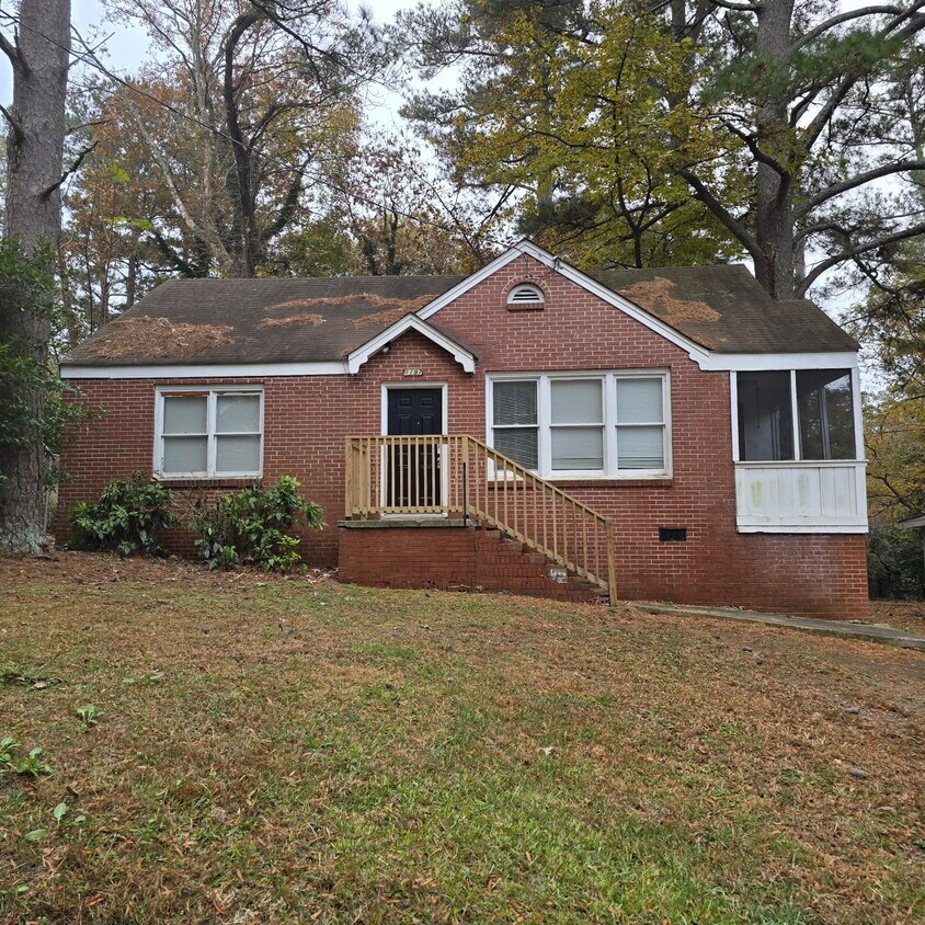 Foto principal - Full brick 3 bedroom, 1 and half bath home with screened in side porch, and an attic for extra st...