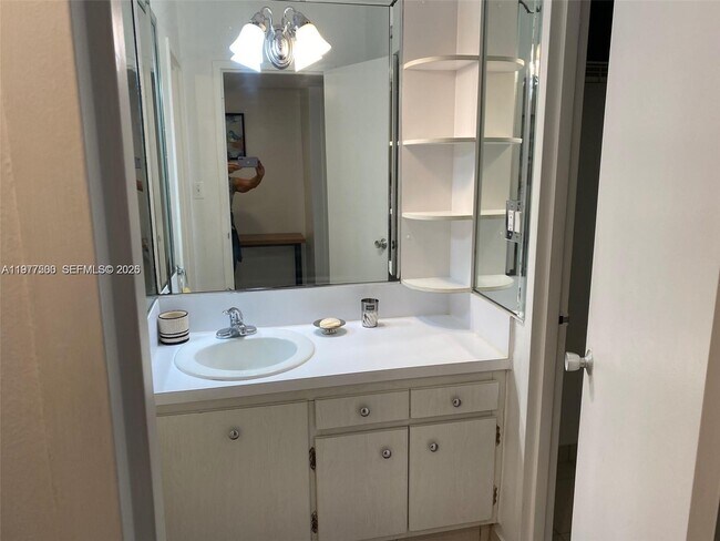 Foto del edificio - 100 Lincoln Rd