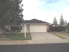 Building Photo - 1409 Deerfield Cir