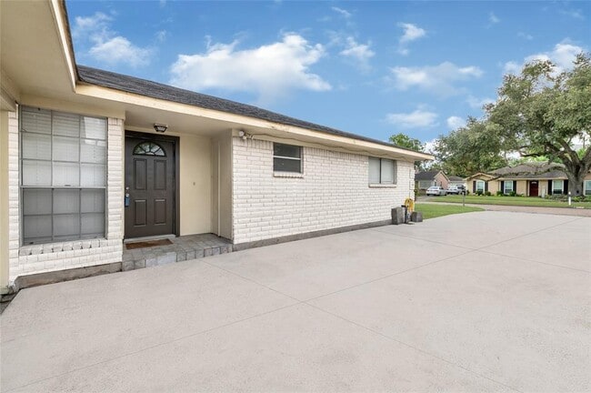 Building Photo - 12726 Westella Dr