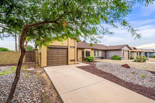Building Photo - Perfect starter home in Phx with no HOA!