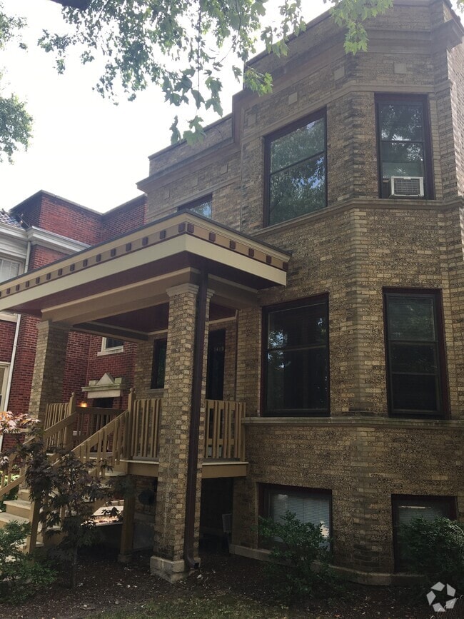 Building Photo - 1419 W Balmoral Ave