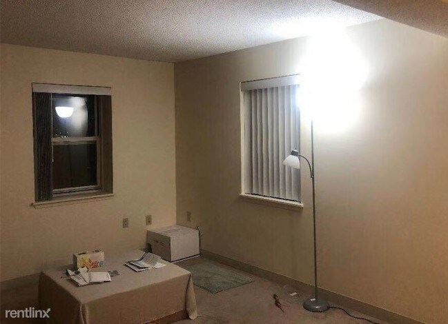 Building Photo - 1 br, 1 bath Apartment - 15 S Point Drive