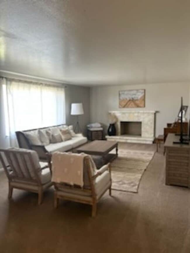 Foto del edificio - 5 bdrm 3 bth Home 2 Car Garage