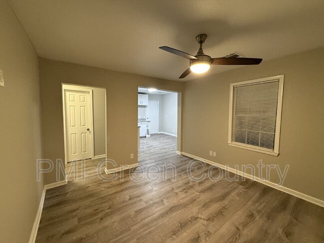 Building Photo - 203 W Knoxville St