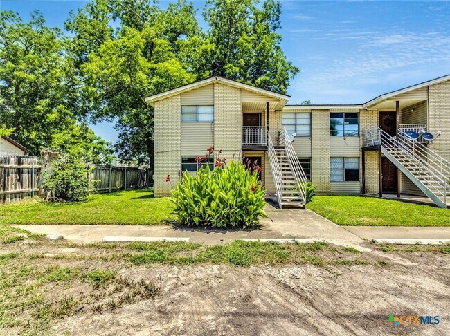 Foto del edificio - 744 Old Martindale Rd
