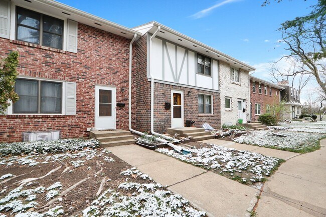 Building Photo - Discover Your Dream Home in Manhattan, KS!
