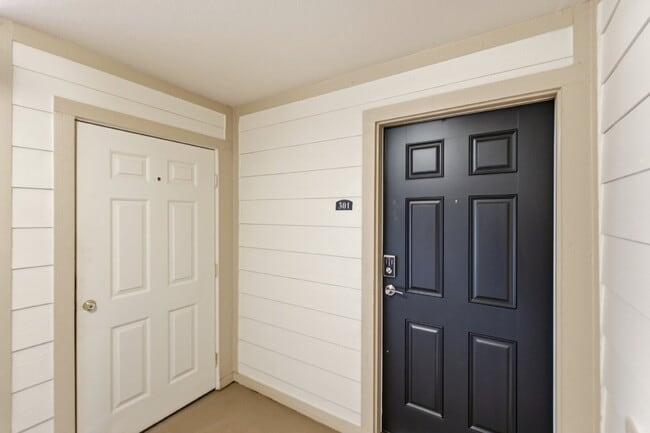 Building Photo - Beautiful 1 Bedroom Condo - Carport, Community and Gym available ASAP!